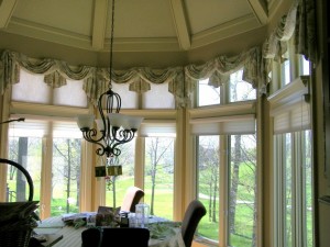 curtain-ideas-for-large-windows-black-chandelier-round-table-chair-933x700